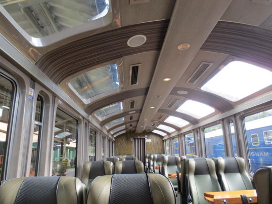 Im Inneren des Panoramazugs