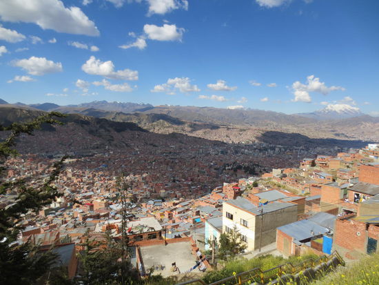 La Paz von oben mit dem Illimani im Hintergrund