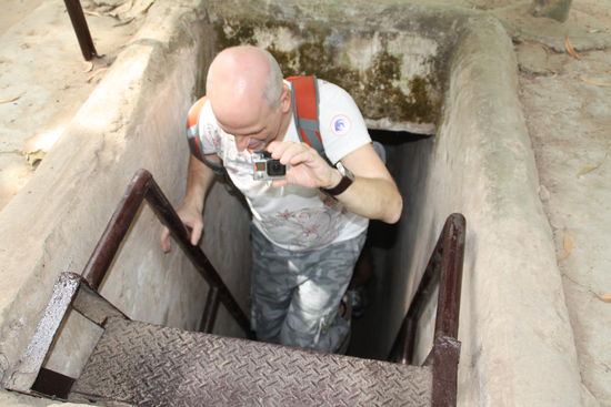 Tunnelausgang in Cu Chi. Größeren Menschen kann ich nur abraten durch den schmalen Tunnelgang zu kriechen.