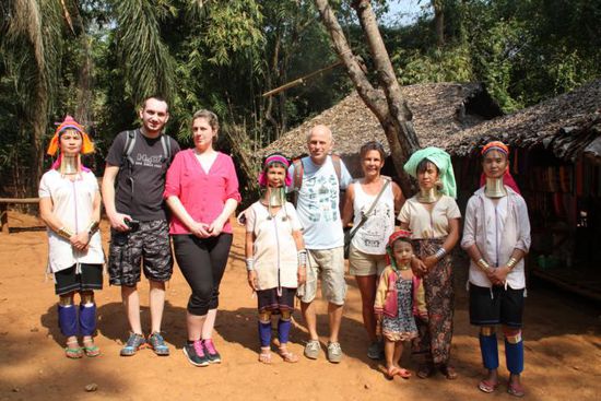 Zusammen mit Christian und Eva im Dorf der Longneck Frauen.