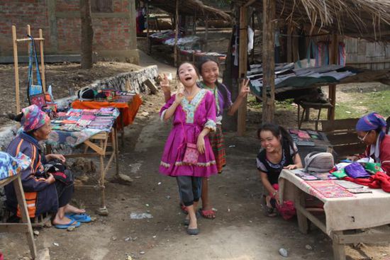 Laotisches Dorf mit lieben Menschen die Ihren Spaß haben.