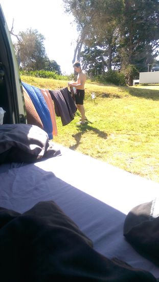 Ein seltener Anblick  Patrick kümmert sich um die Wäsche :O