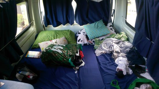 Unser Schlafplatz - alles so unordentlich weil Tag eins im van war und alles erst seinen Platz finden musste 