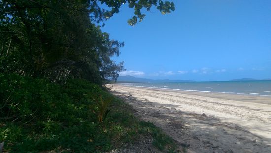 Einer der vielen schönen Strände mit tollem Meer in dem man leider nicht Baden darf ..