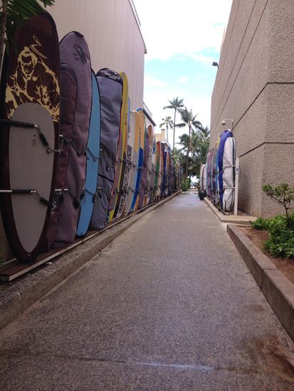 Alles voll mit Surfbrettern