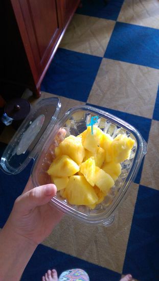 mhhh.. lecker Ananas *-*