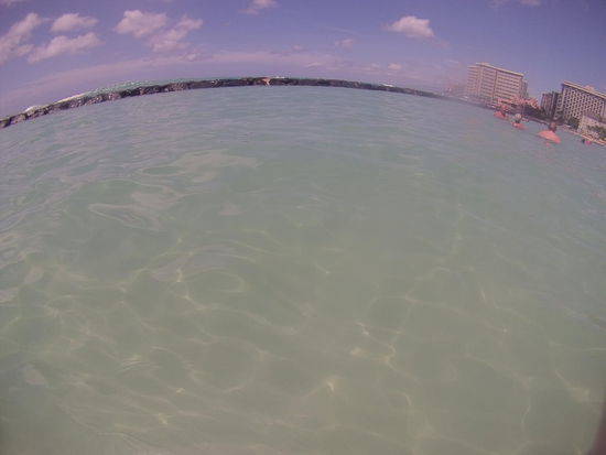 Das schwarze im Hintergrund ist diese Mauer die die "safe simming area" abtrennt