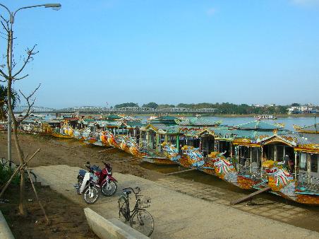 Hue, Dragonboats on Perfumeriver