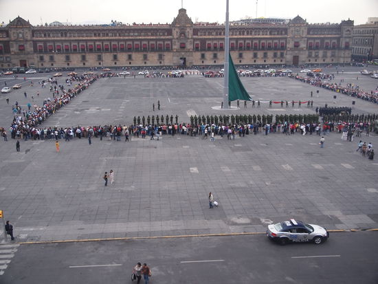 Fahnenzeremonie am Abend, zu dieser Zeit mit Zuschauern