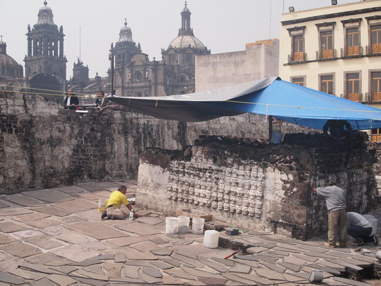 Templo Mayor inmitten der Stadt, im Hintergrund die Kathedrale