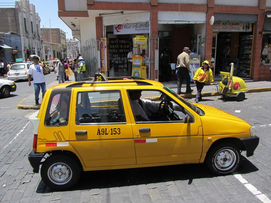 Typisches Taxi in Peru. Nur für kurze Strecken geeignet (und auch nur zusammen gefaltet)!