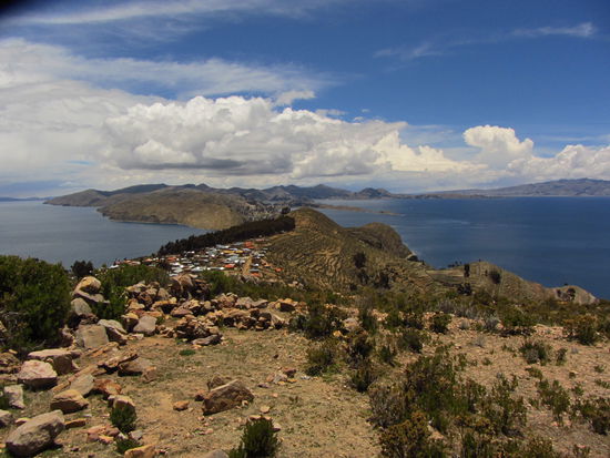 Geschafft! Blick vom Gipfel der Isla del Sol in Richtung Copacabana
