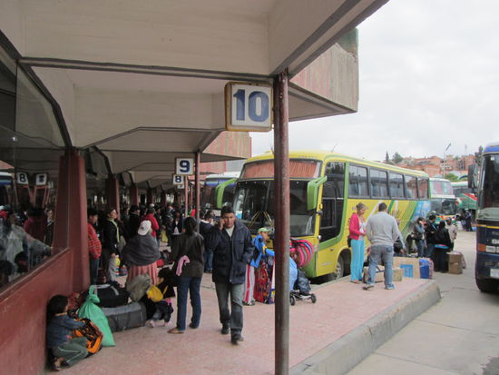 Der Busbahnhof von Sucre, der gelbgrüne Bus ist derjenige nach Uyuni. Eingecheckt wird ein Stockwerk höher, das Gepäck dann per Seil runtergelassen.