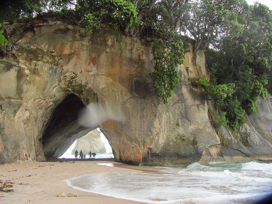 Cathedral Cove, mit Regentropfen auf der Linse...