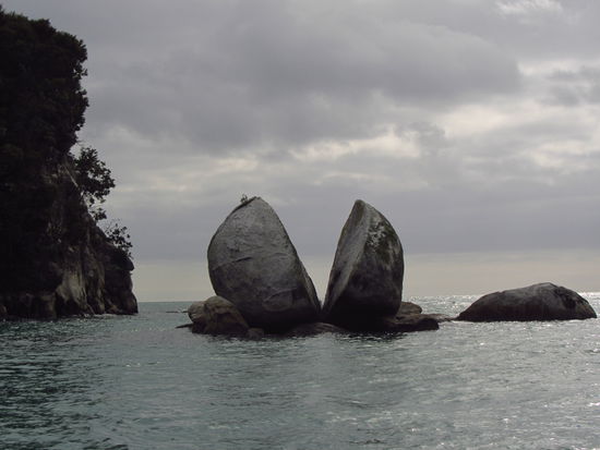 Der Split Apple Rock  beim Abel Tasman Park