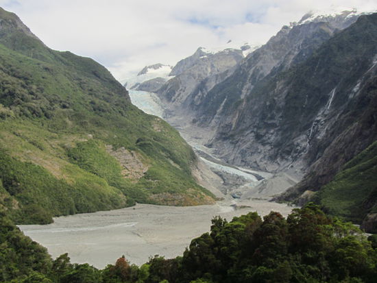 Der Franz Josef Gletscher. 1955 kam die Gletscherzunge noch bis zu den Bäumen am unteren Bildrand.....
