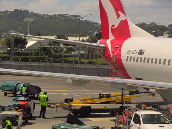 Eigentlich unser Flug nach Melbourne.... Hier wird gerade das Gepäck wieder ausgeladen.