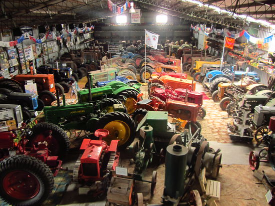 Ken's Tractorcollection, wenigstens eine Halle davon..