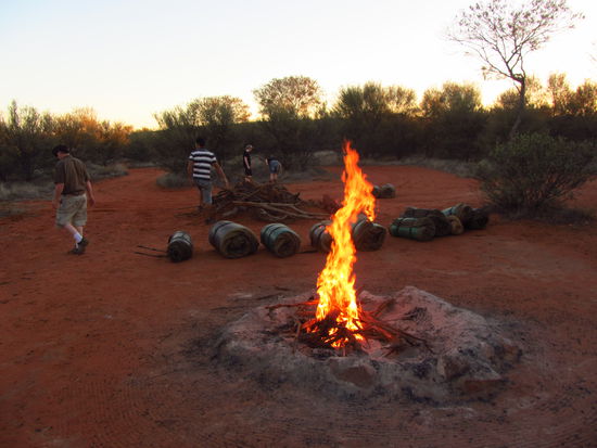 Die Swags liegen bereit, das Feuer brennt auch, wir sind bereit für die 2. Nacht