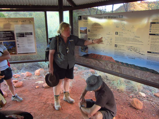 Annabelle erklärt die Route und Peter checkt schon mal die Zeit