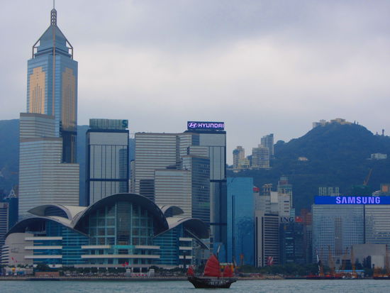 Skyline von Hongkong Island mit DER Dschunke