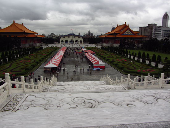 Der Blick zurück vom CKS-Memorial, in der Mitte Essens- und Spielstände, links das Nationaltheater, rechts die Konzerthalle