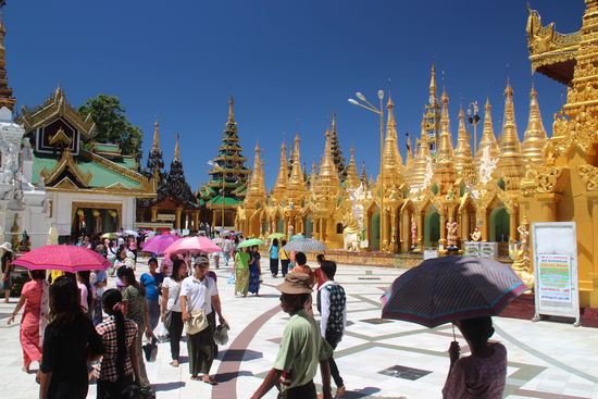 Shwedagon Pagode: viel Gold und Edelsteine, viele Leute