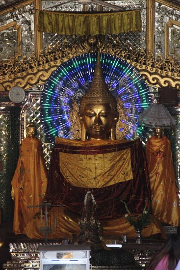 Einer der vielen Buddhas mit Discobeleuchtung