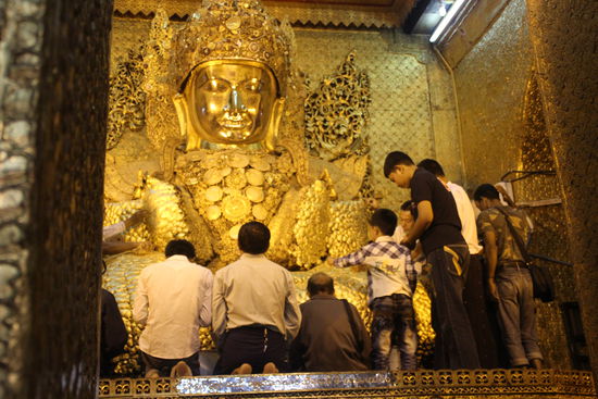 It's a men's world, in der Mahamuni Pagode von Mandalay