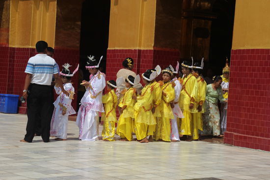 Mädchen bereiten sich auf eine religiöse Prozession vor