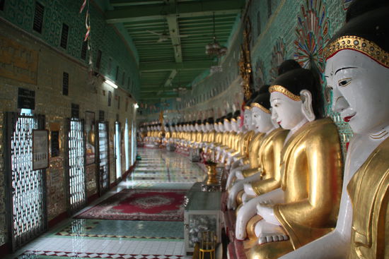 In etwa die Hälfte der 45 Buddhas in einer Pagode oberhalb Sagain