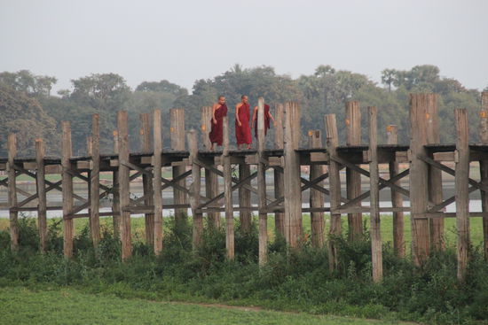 Mönche auf der U Bein Brücke