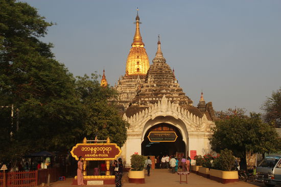 Der Eingang zum Tempel Andana, mit den 4 übergrossen stehenden Buddhas