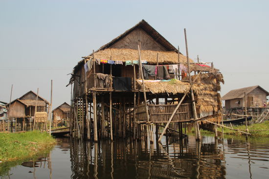 Zu verkaufen: Grosse, helle und luftige Villa mit Seeanstoss und eigener Bootsanlegestelle. Preis: Verhandelbar