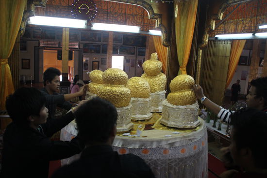 Die 5 Buddhafiguren im Seetempel, auf jeden Fall sollen es Buddhas gewesen sein, ursprünglich, damals, vor langer Zeit... Und darum sollen Frauen jetzt keinen Zutritt haben?? Weird!