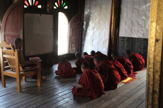 Jugendliche Mönche beim Unterricht