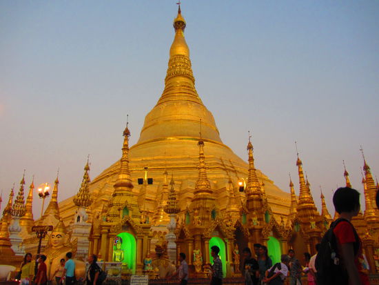 Zum Schluss nochmals die Shwedagon-Pagode am Abend