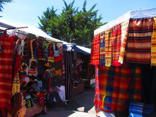 Bunte Marktstände in Otavalo