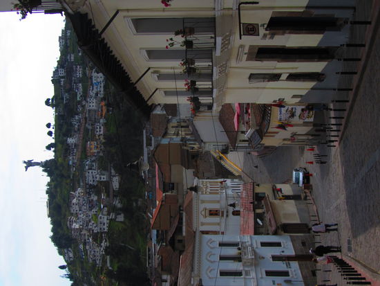 Blick nach La Ronda und den Panecillo. Der Engel auf dem Panecillo zeigt sein Gesicht dem reicheren Norden und seinen Rücken dem ärmeren Südteil der Stadt, so heisst es....