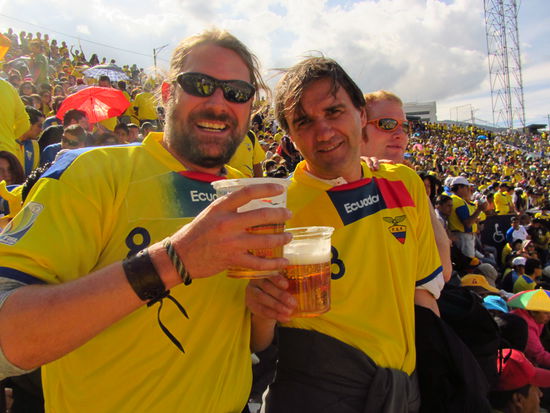 "Vamos Ecuatorianos! 
Esta Tarde Tenemos Que Ganar!"
 Martin und ich im Fanpulk