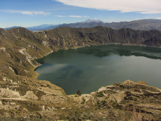 Die Kraterlagune von Quilotoa. Man hätte auch da runter wandern können, aber ein lädiertes Knie reicht.... War sehr steil!
