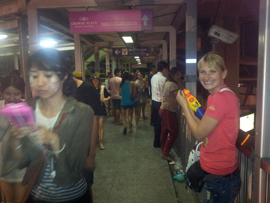 silom-station: jetzt spritz ich mal alle nass