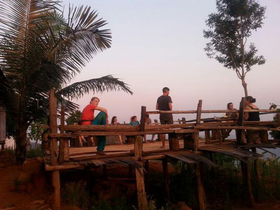 Die Terrasse mit Blick auf den Sonnenuntergang