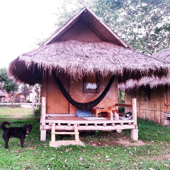 Die günstige Unterkunft im Baan pai Riverside Resort neben dem River