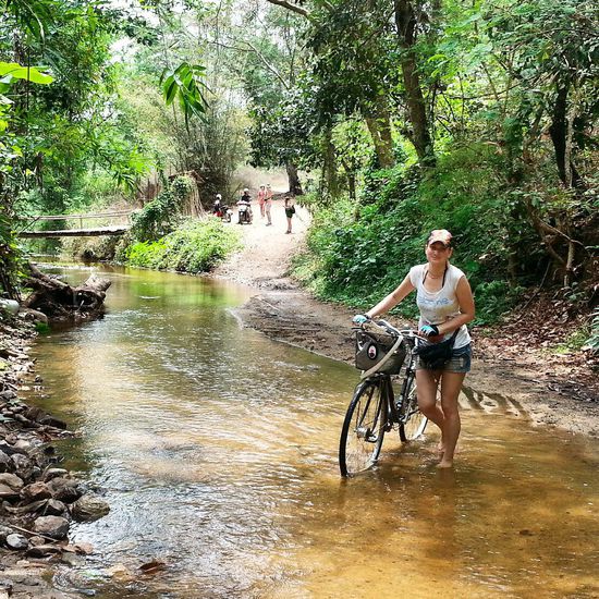 Erkundung der Umgebung mit dem Fahrrad.  Auch ein Fluss kann mich nicht abhalten. .