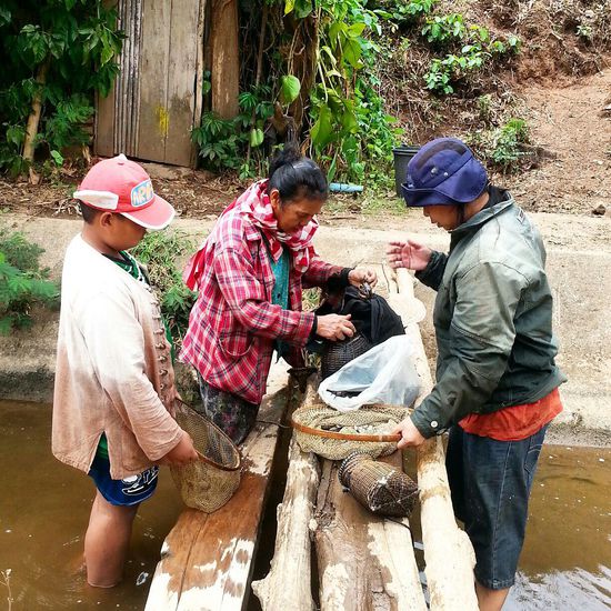 Die Einheimischen fangen Krebse