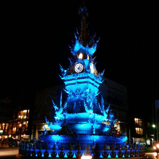 Farbenwechselnde Statur mit Musik untermalt. Dies findet immer 7, 8 und 9 uhr zu jeder vollen Stundeffür ca. 10 Minuten statt.