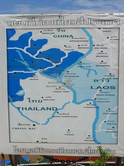 The Golden Triangle - man steht auf thailändischem Boden,  kann aber von einem Aussichtspunkt im Dorf Sop Ruak links nach Myanmar und rechts nach Laos schauen.