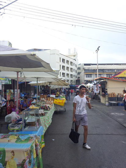 Krabi - Stände für den Nachtmarkt werden aufgebaut