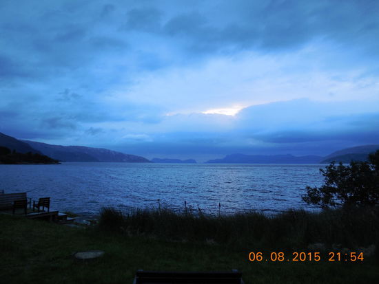 Brekke, das Fjord Hotel, verabschiedet sich.Der Morgen bei der Abfahrt nach Bergen, und es Regnet.